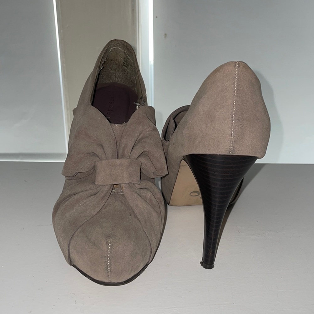 Taupe suede heels with bow